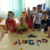 Одну крышечку беру, на другую смотрю, третью примечаю